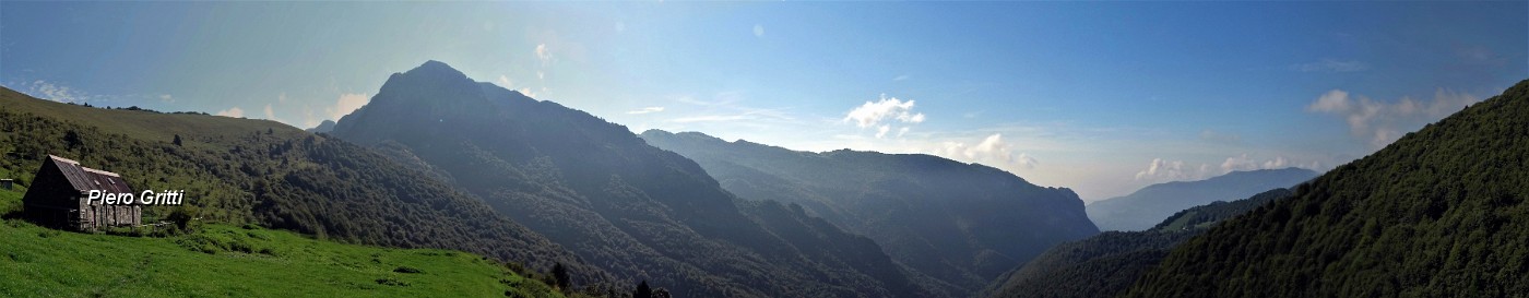 26 Panoramica alla Baita Baciamorti con Venturosa e Valle Asinina.jpg
